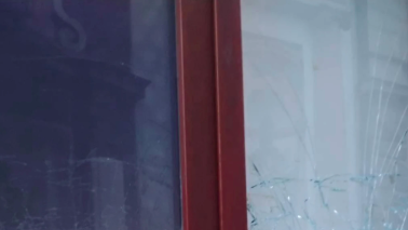 FOTO: Sekerou poničil výlohu.