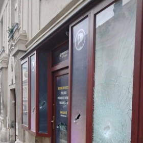 Sekerou poničil výlohu.