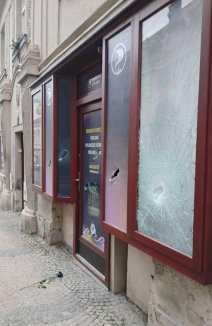 Sekerou poničil výlohu.