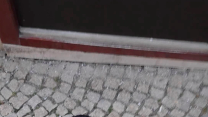 FOTO: Před vchodem nechal pohřební růži.