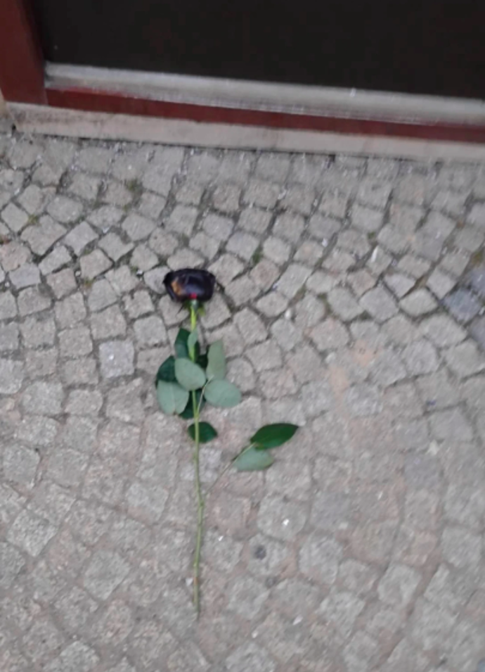 Před vchodem nechal pohřební růži.