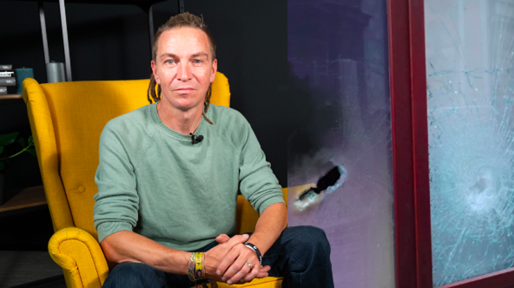 Hrozivý útok sekerou na kancelář Ivana Bartoše: Pachatel zanechal hororové znamení 