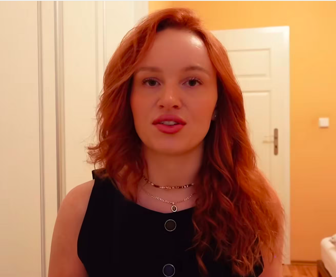 Ve videu z pokoje prozradila svým divákům účast v Survivoru.