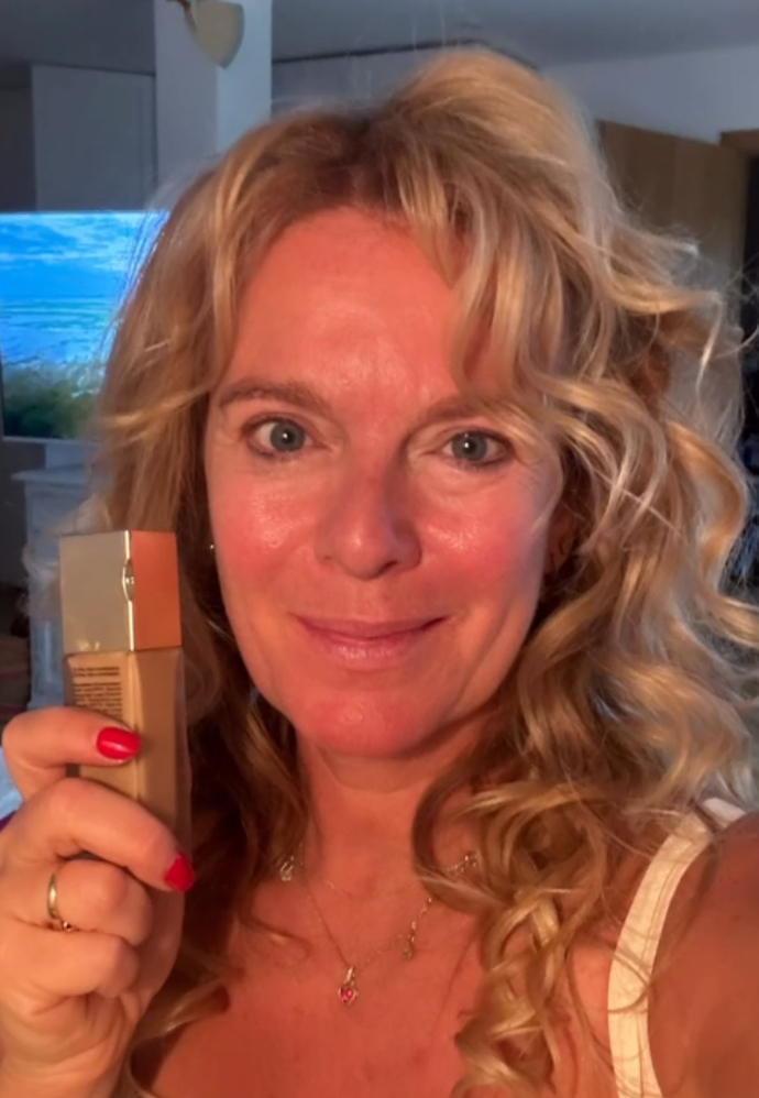 Kompletní proměna jí prý zabere 60 minut. 