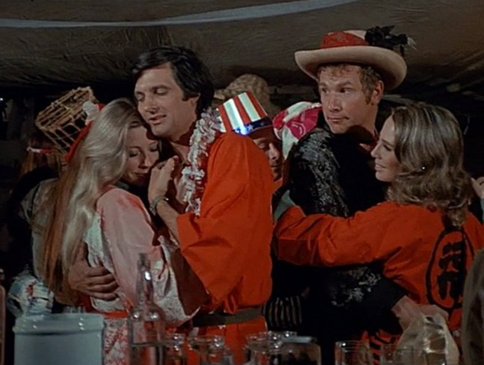 Ač je Hawkey v MASHi samá ženská, jeho představitel Alan Alda zůstává celý život věrný dámě svého srdce Arlene.