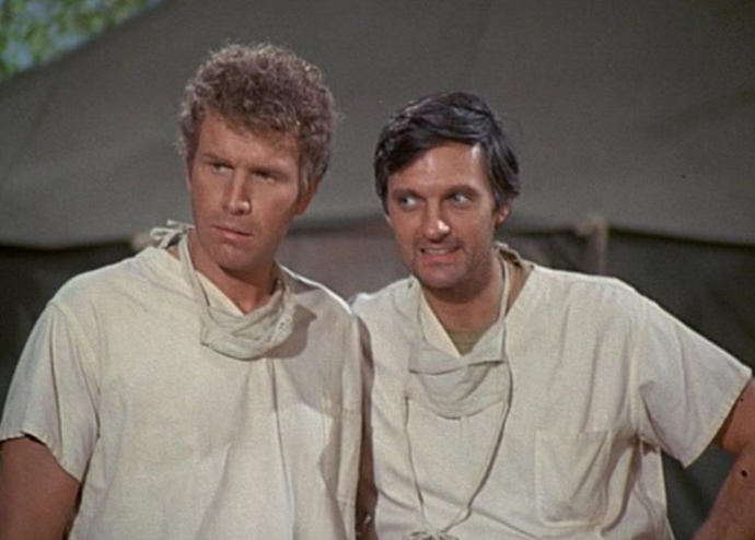 Alan Alda je jediným z herců, který se objevil ve všech 256 epizodách MASHe.