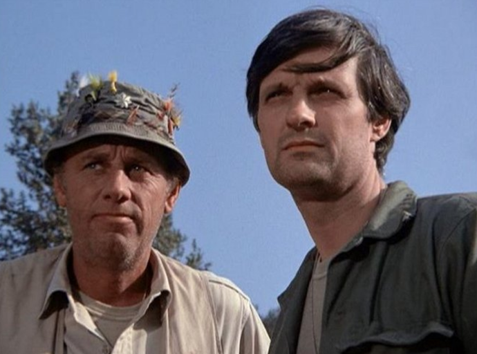 Ač jde o komediální seriál, jeho námět a poslání jsou velmi vážné. Odehrává se za války v Koreji a celkově vyznívá protiválečně. Na snímku Alan Alda s představitelem plukovníka Henryho Blakea McLeanem Stevensonem.