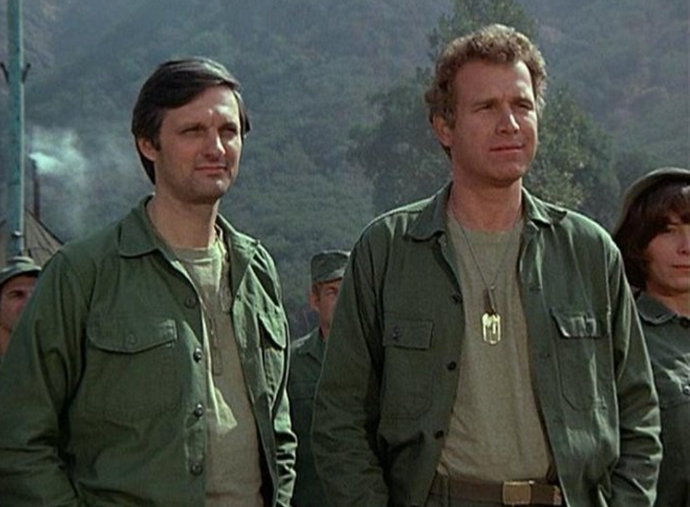 Alan Alda se prosladil rolí chirurga Hawkeyho Pierce v komediálním seriálu MASH. NA snímku s Waynem Rogersem, který si zahrál jeho nejlepšího kamaráda Trappera Johna McIntyrea.