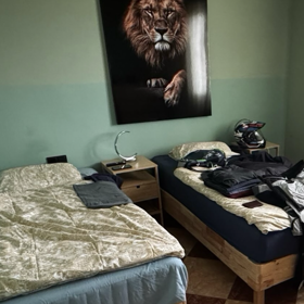 Rozhodně není ubytován v luxusním resortu, ale v normálních pokojích.