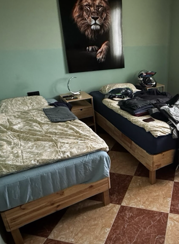 Rozhodně není ubytován v luxusním resortu, ale v normálních pokojích.