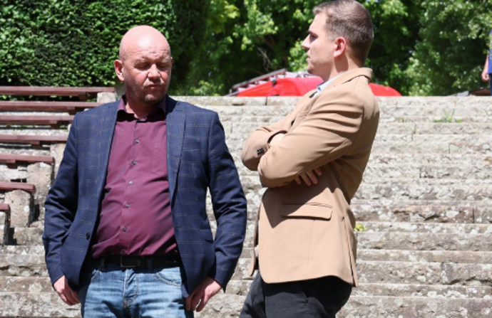 Pavel Nečas po boku Davida Gránského v seriálu Zoo.