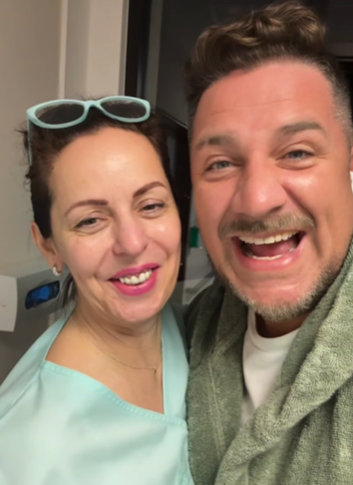 Michal Holán se v nemocnici fotil s personálem. 