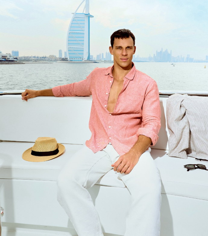 Adrian Chabada žije v Dubaji. 