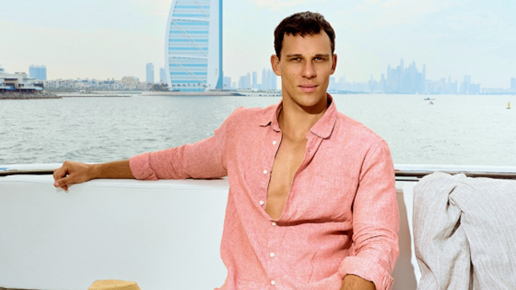 Adrian Chabada žije v Dubaji.