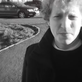 Filip Gedeon byl zachycen skrytou kamerou.