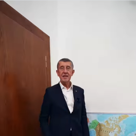 Andrej babiš jako učitel s ukazovátkem.