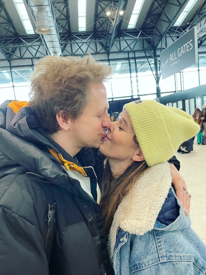 Tomáš Klus se na letišti loučil s manželkou.