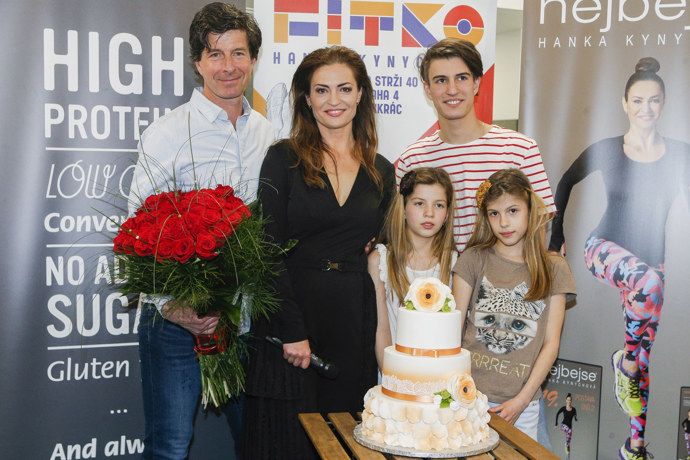 Hanka Kynychová má s manželem Jindřichem tři děti - syna Filipa a dvojčata Alexandru a Sofii.
