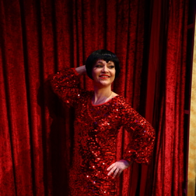 Alena Mihulová jako kabaretní zpěvačka.