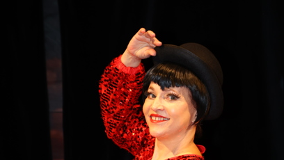 FOTO: Alena Mihulová jako kabaretní zpěvačka v představení Opona nahoru.