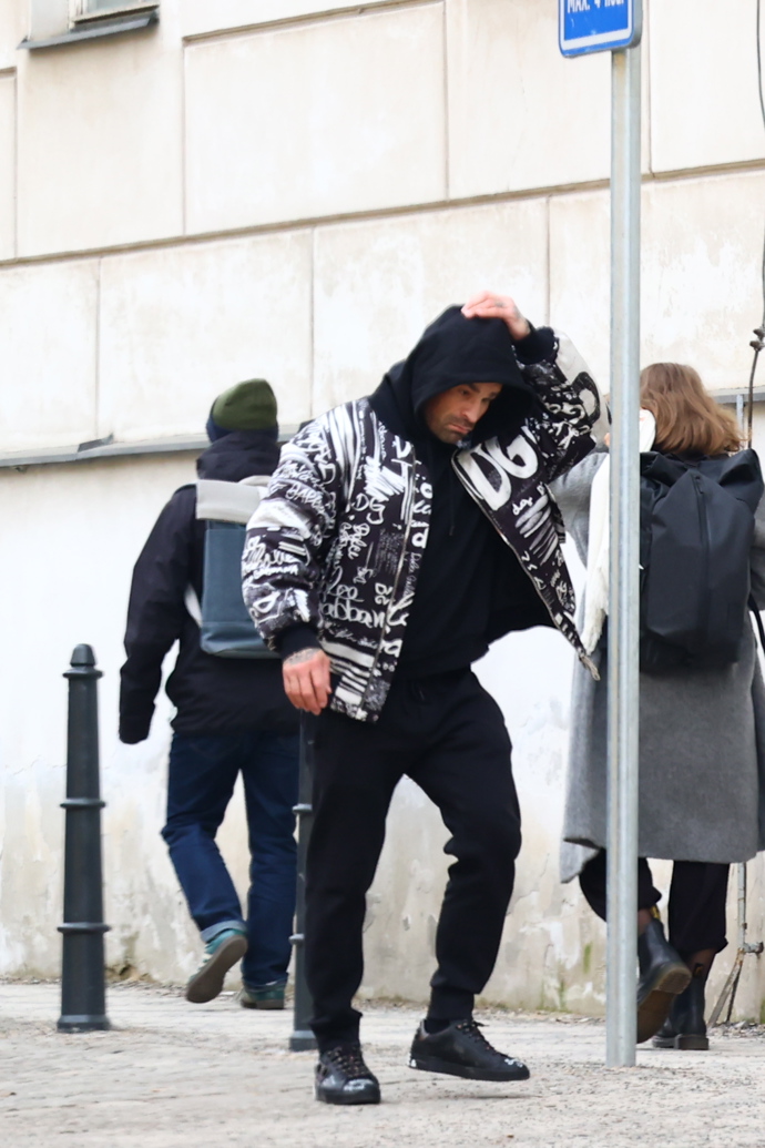 Karlos Vémola šel do nemocnice, zřejmě aby mu zkontrolovali čelist.