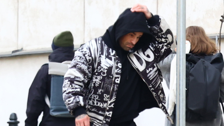 Karlos Vémola šel do nemocnice, zřejmě aby mu zkontrolovali čelist.