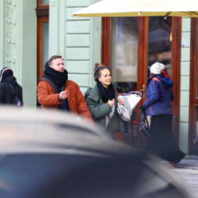 Lucie Vondráčková zachycena v centru Prahy s Williamem Valeriánem.