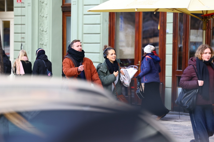 Lucie Vondráčková zachycena v centru Prahy s Williamem Valeriánem.
