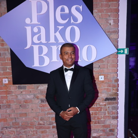 Rey Koranteng se usmíval.