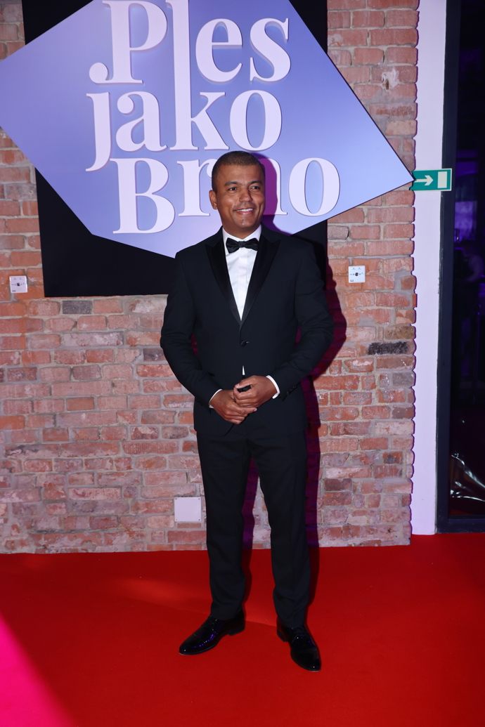 Rey Koranteng se usmíval.