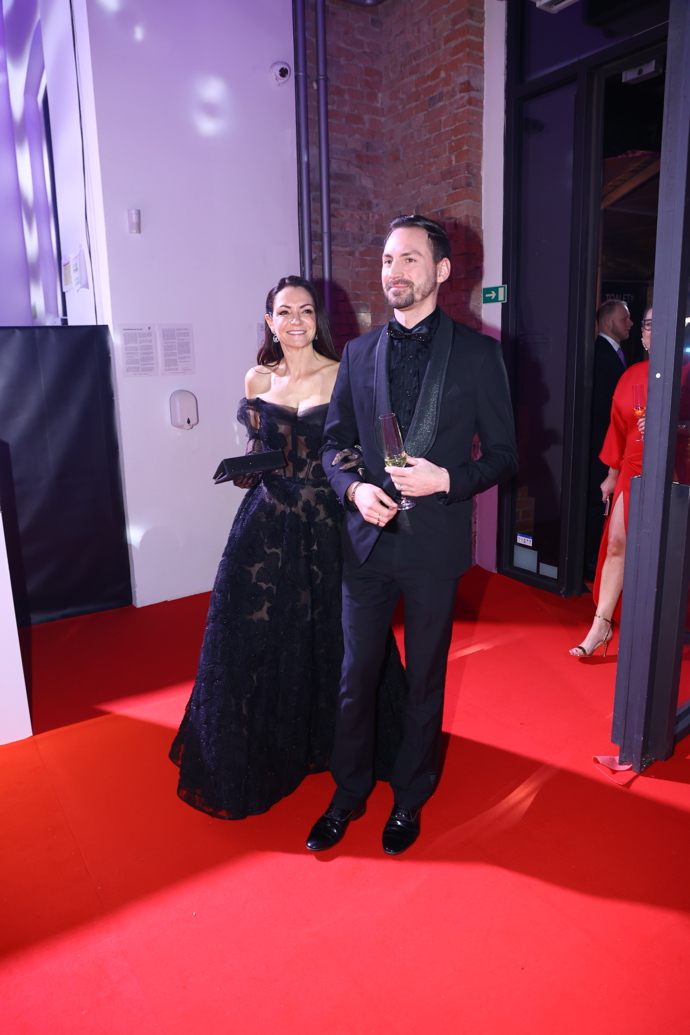 Alice Jandová s doprovodem.