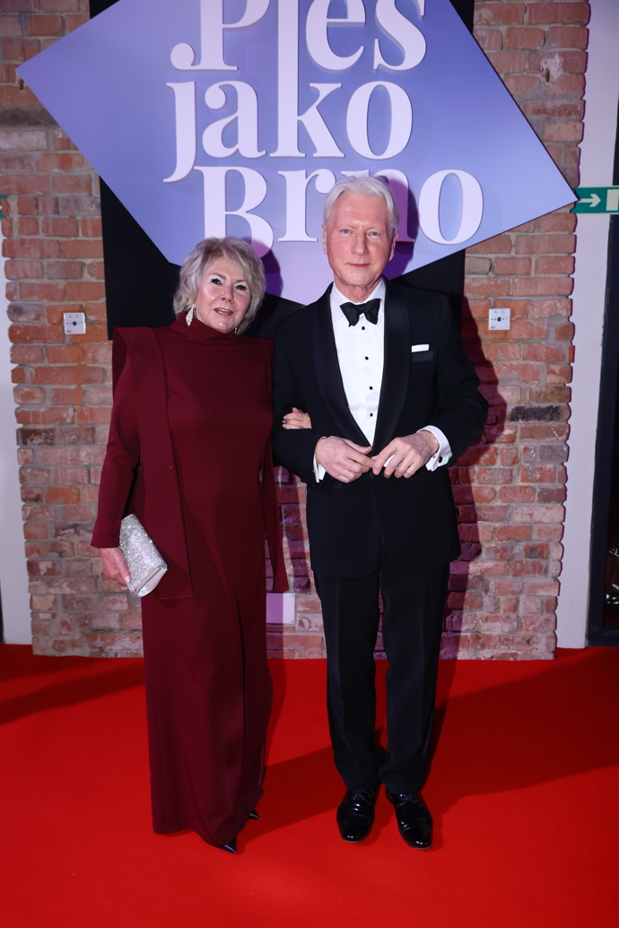 Ladislav Špaček se ženou na červeném koberci.