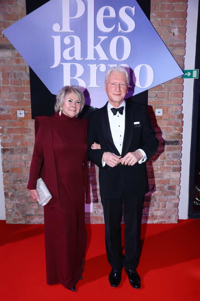 Ladislav Špaček s manželkou Evou, která vynesla velkou večerní róbu v bordó odstínu. Doplnila ji stříbrným psaníčkem. 
