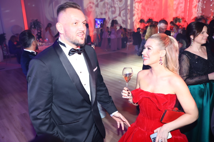 Dominika Myslivcová z nového partnera nespustila oči.