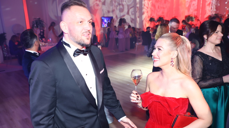 Dominika Myslivcová z nového partnera nespustila oči.