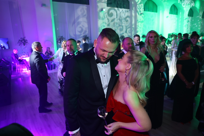 Dominika Myslivcová s partnerem na plese.