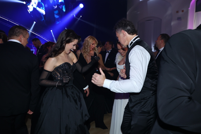 Jaromír Jágr s Dominikou Branišovou na parketu.