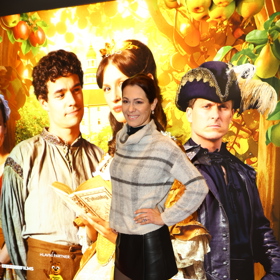 Minisukni Jana doplnila černými silonkami a kozačkami. 