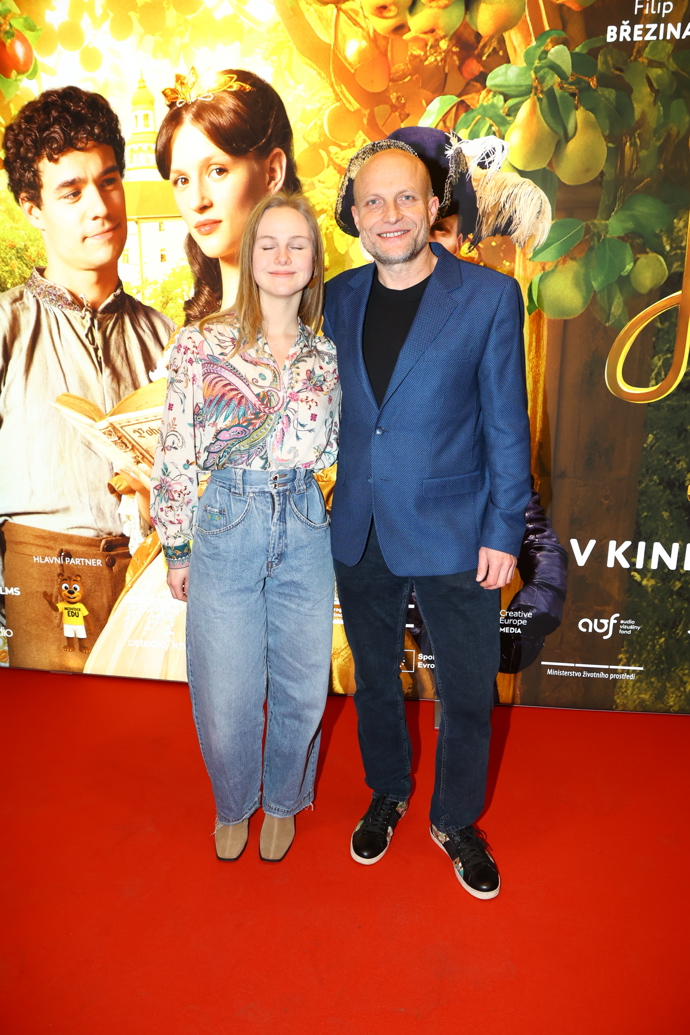 Jiří Ployhar vyvedl svoji mladičkou přítelkyni, která tentokrát vyrazila neformálně v džínách a květované košili. 