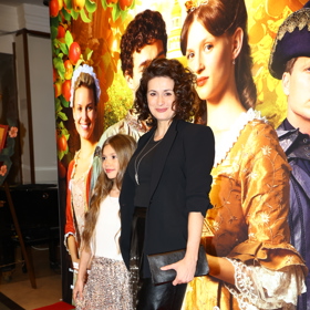 Lucie Štěpánková oblékla černé sako, černé tričko a černou koženou sukni v midi délce. 