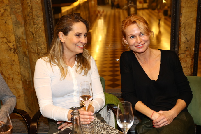 Danica Jurčová se skleničkou v ruce.