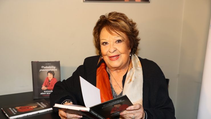 Jiřina Bohdalová se svou novou kuchařkou.