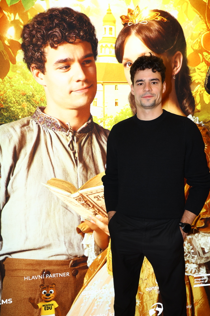 Mladý herec je aktuálně plakátovou hvězdou nové pohádky. Zapózoval před svým billboardem. 