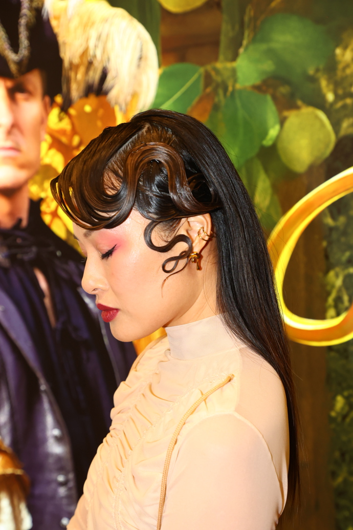 Herečka si nechala vytvořit pokládanou vlnu s mokrým efektem. Přidala k tomu růžové oční stíny. 