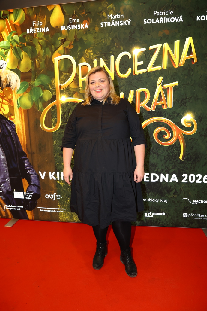 Pod šaty herečka obléká černé silonky. 