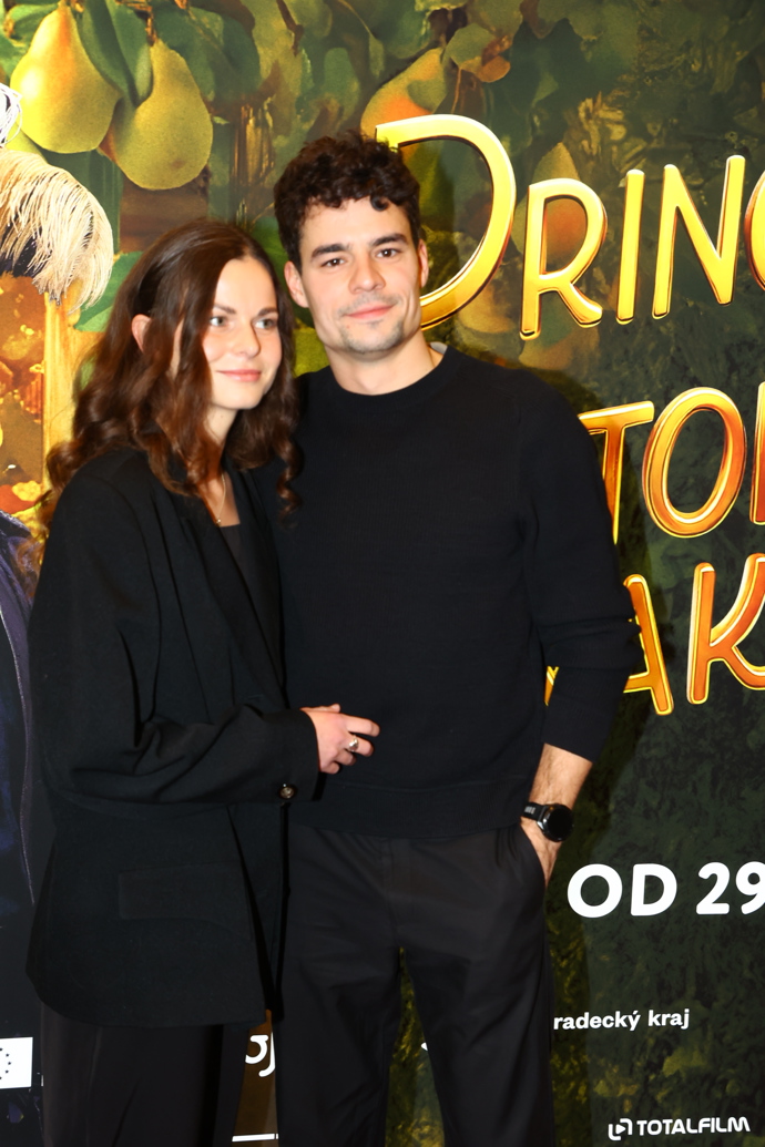 Filip Březina po boku krásné přítelkyně.