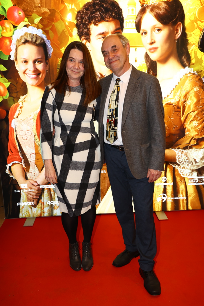 Miroslav Táborský s manželkou Kateřinou. Herec oblékl elegantní oblek se světle šedým sakem a přidal veselou a hravou kravatu. 