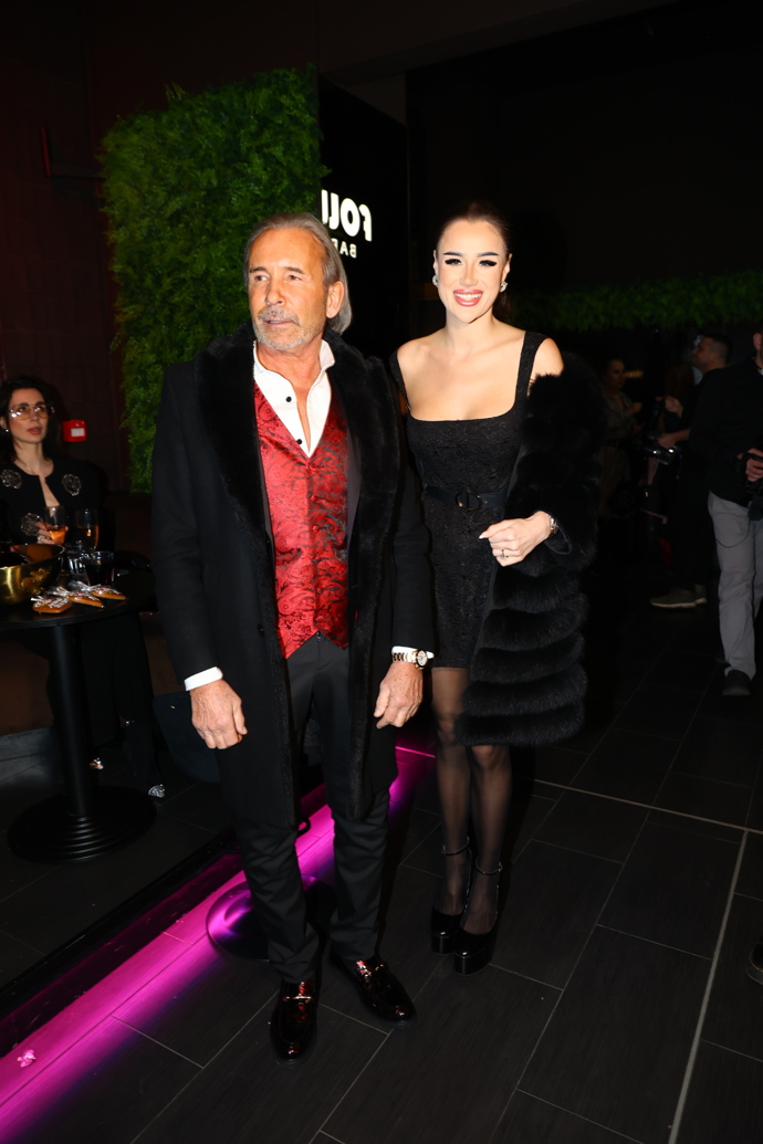 Leo Beránek starší vyvedl do společnosti svoji partnerku Kateřinu. Ta pro tentokrát zvolila decentnější černé minišaty. 