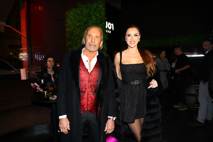 Leo vyčníval z davu v rudé brokátové vestičce. 