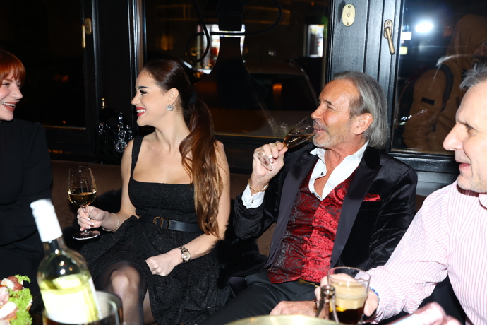 Všichni přítomní hosté se skvěle bavili.